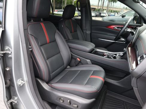 Used 2025 Chevrolet Traverse RS FWD image 25