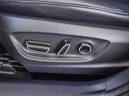 Used 2017 Toyota Prius Prime Premium image 18