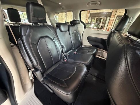 Used 2019 Chrysler Pacifica Touring-L FWD image 15