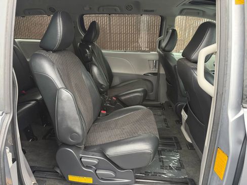 Used 2011 Toyota Sienna SE image 15