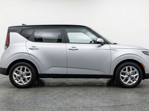Used 2025 Kia Soul LX w/ LX Technology Package FWD image 11