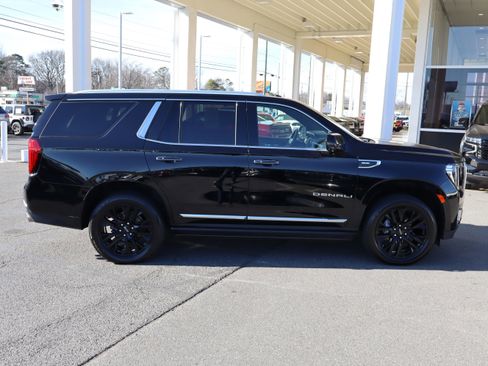 Used 2021 GMC Yukon Denali w/ Denali Premium Package image 11
