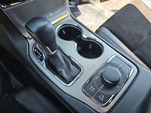 Certified 2022 Jeep Grand Cherokee Laredo X AWD/4WD image 25
