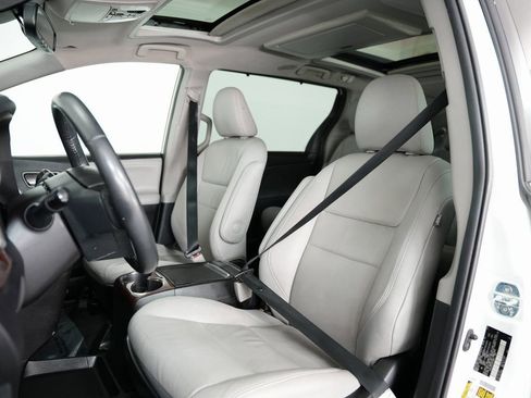 Used 2019 Toyota Sienna Limited Premium image 49