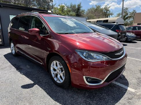 Used 2017 Chrysler Pacifica Touring-L Plus w/ Advanced Safetytec Group FWD image 3