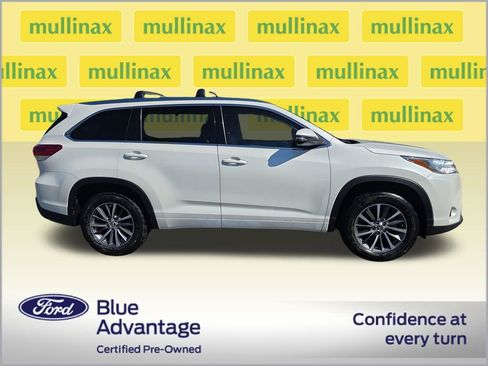 Used 2018 Toyota Highlander XLE w/ Carpet Mat Package (TMS) FWD image 2