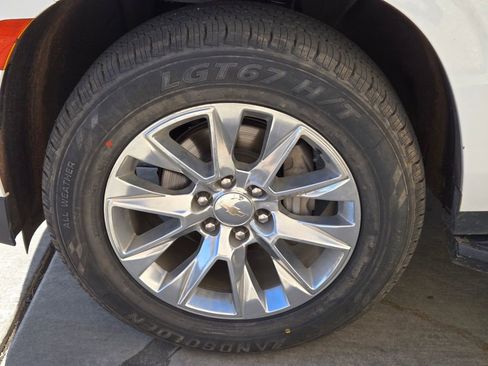 Used 2023 Chevrolet Suburban Premier image 5