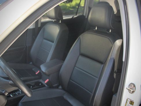 Used 2021 Volkswagen Tiguan SE w/ Panoramic Sunroof Package AWD/4WD image 11
