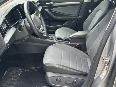 Used 2025 Volkswagen Jetta SE FWD image 9