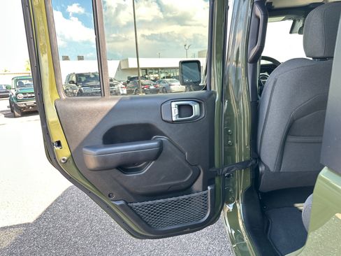 Used 2024 Jeep Wrangler Unlimited Sport AWD/4WD image 12