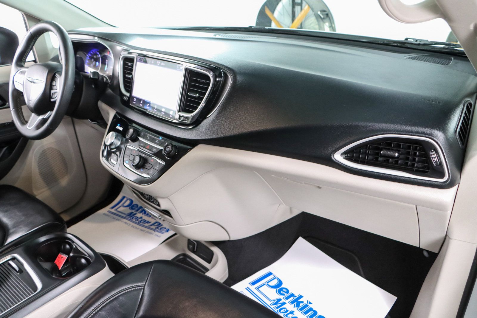 Used 2023 Chrysler Pacifica Touring-L FWD image 27