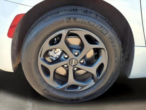 Used 2023 Chrysler Pacifica Touring-L w/ S Appearance Package image 8