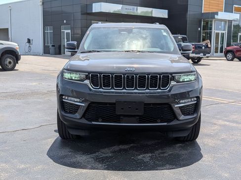 Used 2022 Jeep Grand Cherokee Limited w/ Luxury Tech Group II AWD/4WD image 2