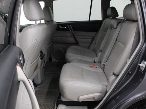 Used 2012 Toyota Highlander Limited w/ Tow Pkg AWD/4WD image 12