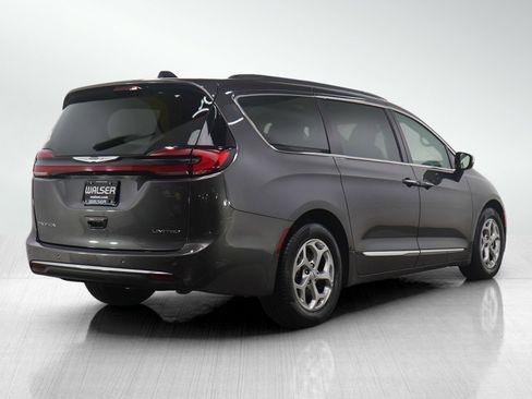 Used 2023 Chrysler Pacifica Limited image 5