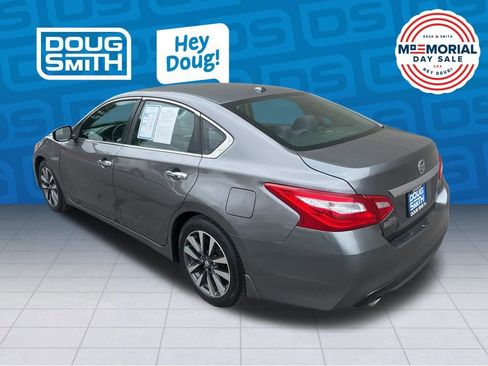 Used 2017 Nissan Altima 2.5 SV w/ Convenience Package FWD image 4