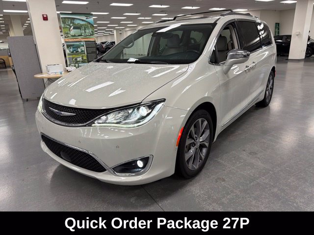 Used 2020 Chrysler Pacifica Limited w/ Tire & Wheel Group FWD image 3