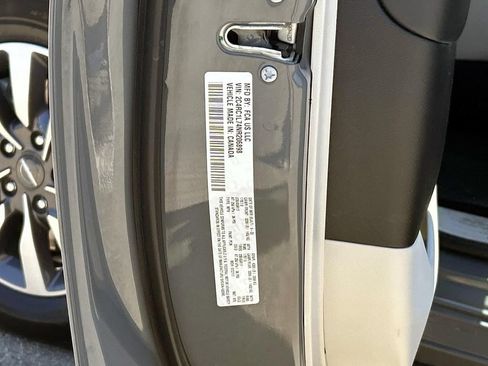 Used 2022 Chrysler Pacifica Touring-L FWD image 10