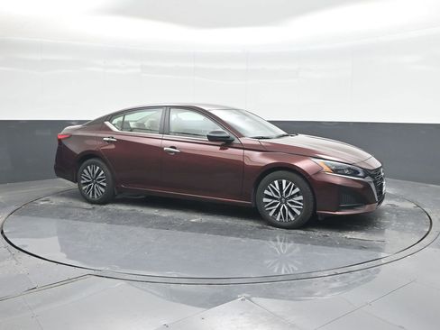 Used 2025 Nissan Altima 2.5 SV FWD image 11