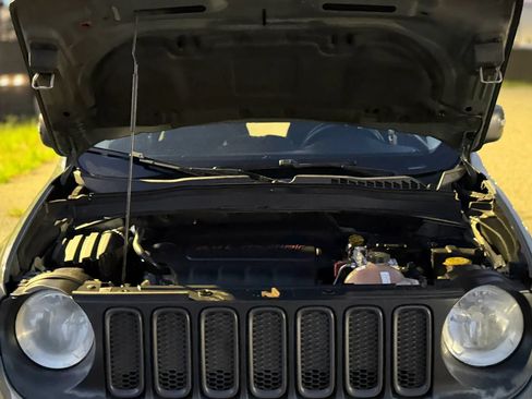 Used 2017 Jeep Renegade Trailhawk AWD/4WD image 29