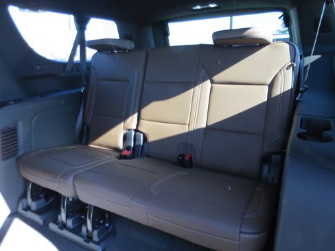 Used 2025 Chevrolet Suburban High Country image 14