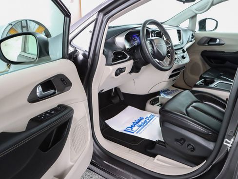 Used 2023 Chrysler Pacifica Touring-L FWD image 3