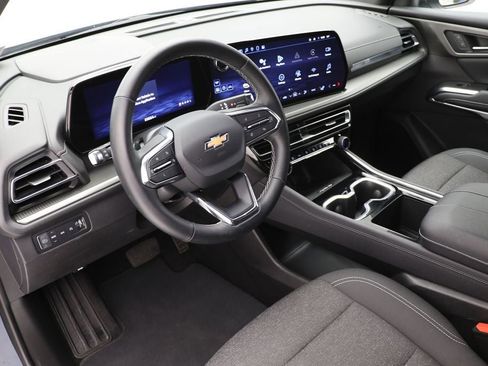 Used 2025 Chevrolet Traverse LT image 14