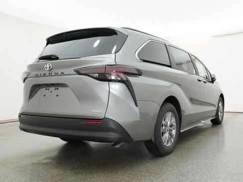 New 2026 Toyota Sienna XLE FWD image 4