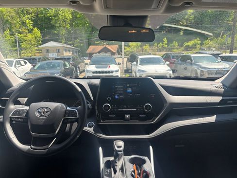 Used 2025 Toyota Highlander LE FWD image 37