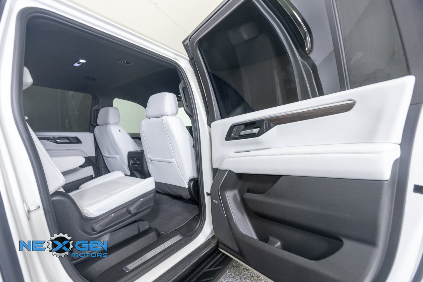 Used 2025 Chevrolet Suburban Premier AWD/4WD image 39