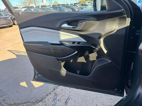 Used 2025 Chevrolet Trax LT image 18