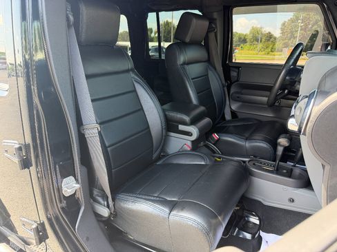 Used 2007 Jeep Wrangler Unlimited Sahara w/ Dual Top Group AWD/4WD image 25