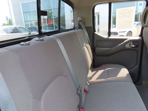 Used 2015 Nissan Frontier SV AWD/4WD image 32