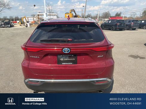 Used 2024 Toyota Venza XLE image 7