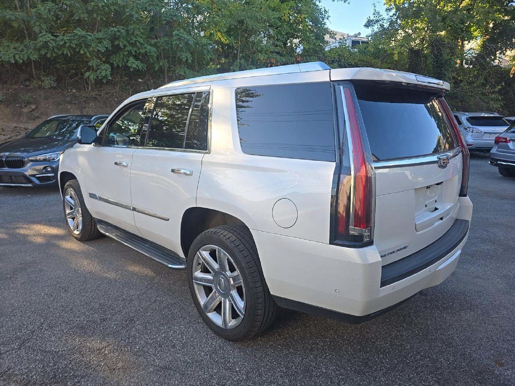 Used 2017 Cadillac Escalade Luxury AWD/4WD image 2