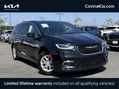Used 2025 Chrysler Pacifica Select
