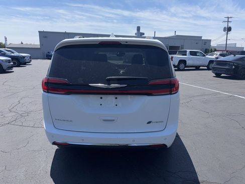 Used 2021 Chrysler Pacifica Touring-L FWD image 6