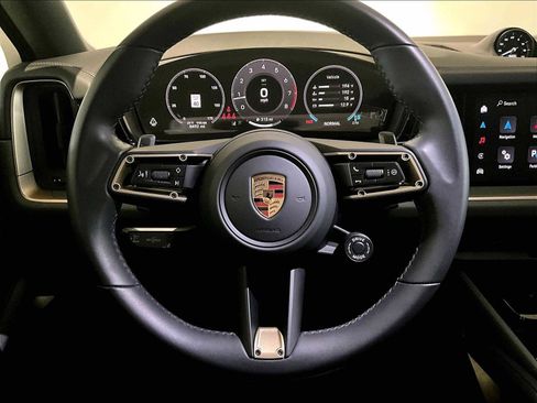 Used 2025 Porsche Cayenne Coupe image 18