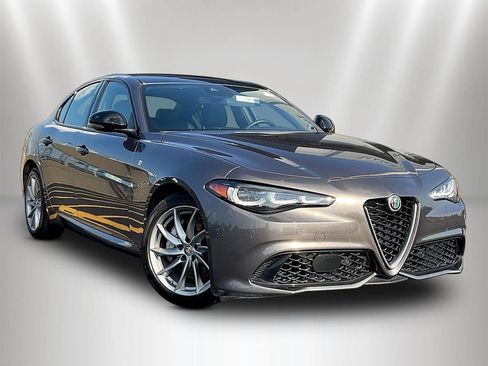 Used 2024 Alfa Romeo Giulia Ti AWD/4WD image 3