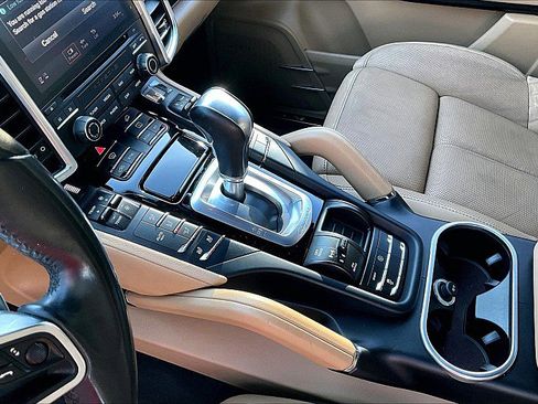 Used 2018 Porsche Cayenne Platinum Edition w/ Premium Package image 14