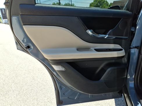Certified 2025 Lincoln Corsair Reserve AWD/4WD image 11