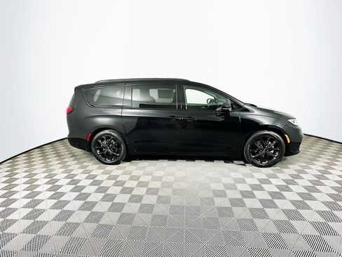 Used 2025 Chrysler Pacifica Limited image 13