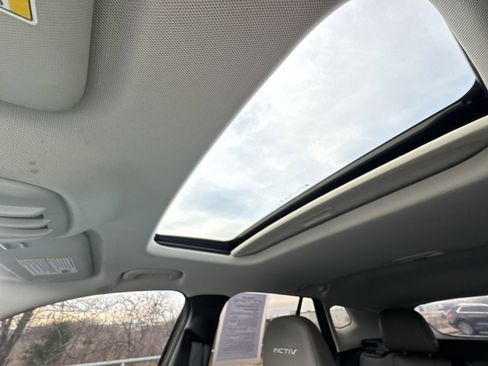 Used 2025 Chevrolet Trax ACTIV w/ Sunroof Package image 21