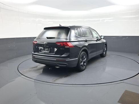 Used 2023 Volkswagen Tiguan SE w/ Panoramic Sunroof Package AWD/4WD image 3