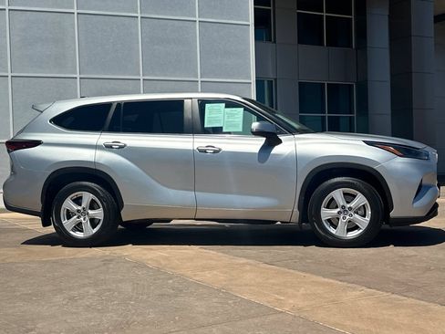 Certified 2024 Toyota Highlander LE AWD/4WD image 3