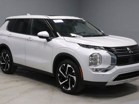 Used 2023 Mitsubishi Outlander SE image 1
