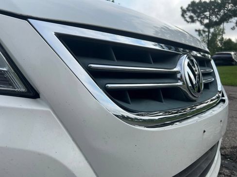 Used 2012 Volkswagen Routan SE FWD image 9