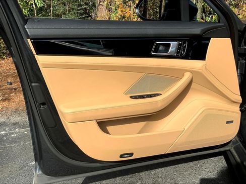 Used 2018 Porsche Panamera RWD image 22