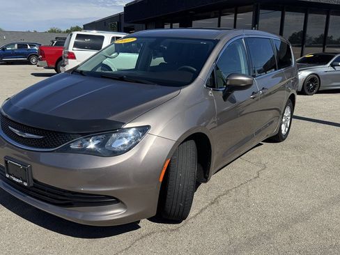 Used 2017 Chrysler Pacifica LX FWD image 4