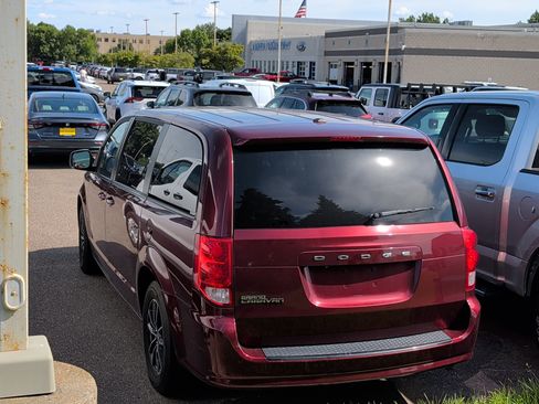 Used 2018 Dodge Grand Caravan SE FWD image 3